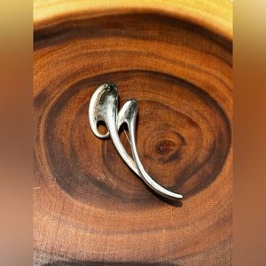 VINTAGE silver tone brooch